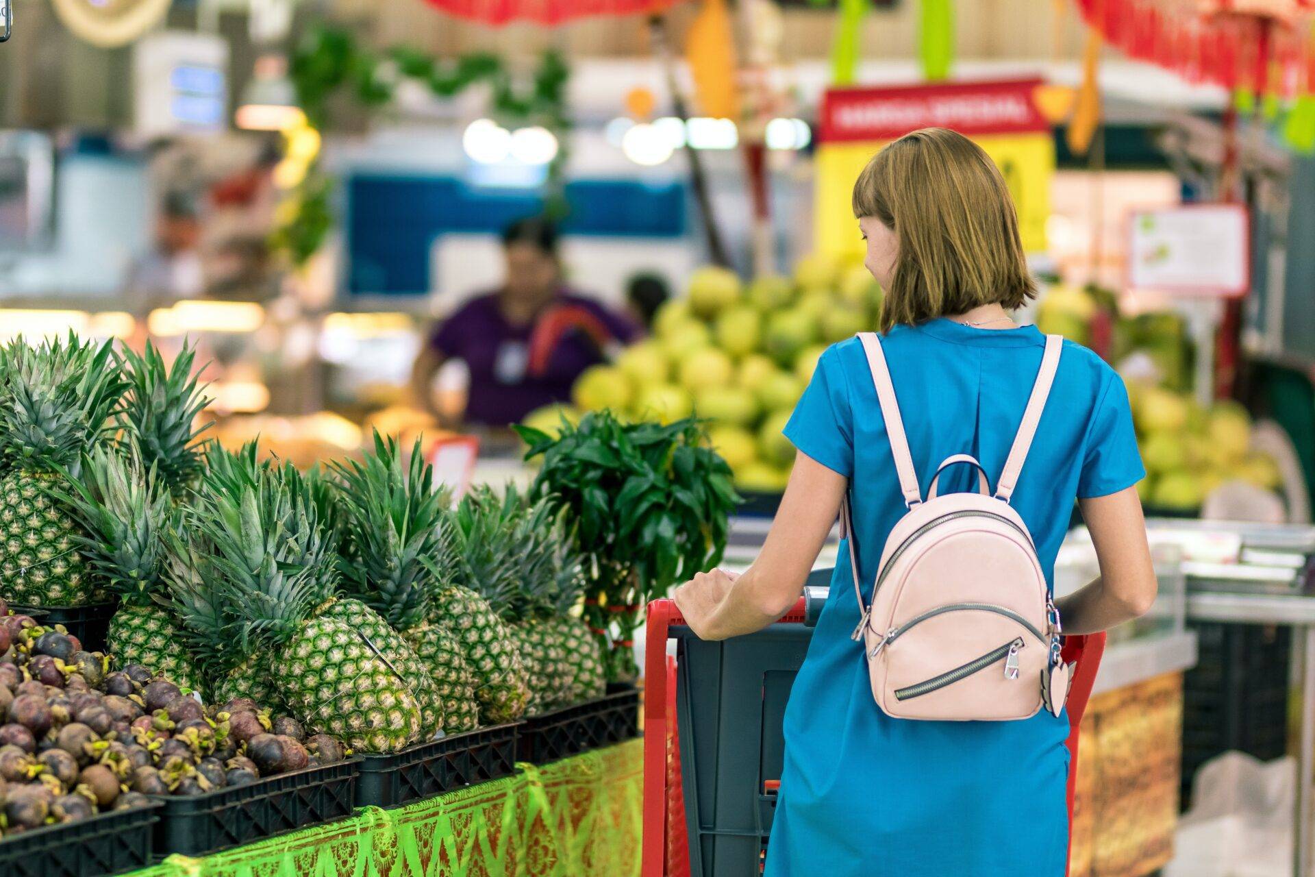 pexels-artem-beliaikin-2292919 Consumer shopping for fruits and vegetables.